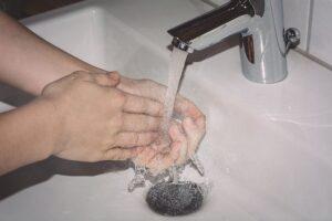 Hábitos básicos de higiene como lavar as mãos são formas de prevenir a esquistossomose e outras verminoses
