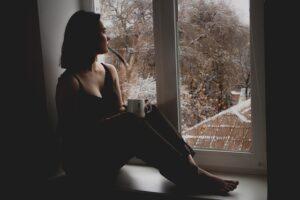 Mulher apresenta quadro de solidão e tristeza característico da depressão