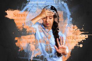 Mulher preocupada demonstra sinais faciais de estresse e ansiedade.