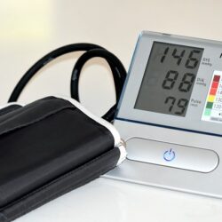 Os medidores digitais são ideais para medir em casa, mas é preciso saber medir corretamente.